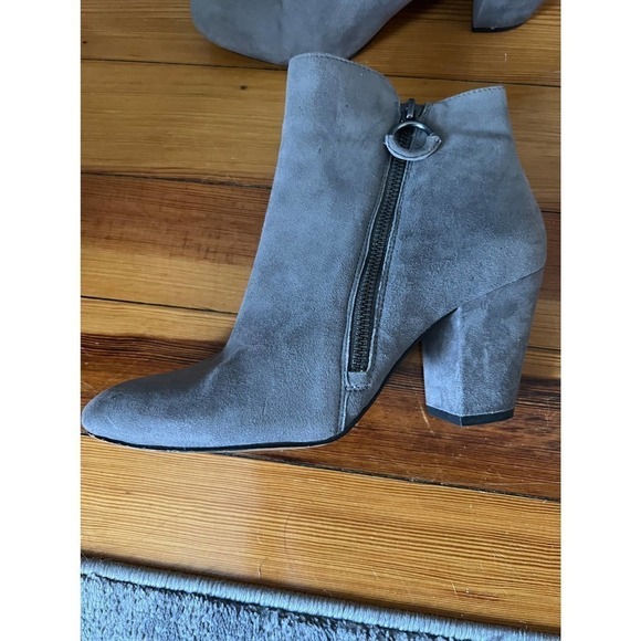 1 State gray suede booties 8M - Picture 2 of 5